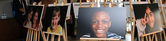 Fotograf Peter Badgem machte Bilder von Lächelnden Kindern aus SOS Kinderdörfern in der Fotoausstellung (©Foto: Martin Schmitz)
